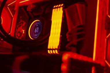 Napoli, İtalya 19 Mart 2024: Gelişmiş teknolojiyi sembolize eden aydınlatılmış üst düzey bir oyun bilgisayarının iç bileşenleri.