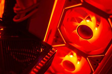 Napoli, İtalya 19 Mart 2024: Gelişmiş teknolojiyi sembolize eden aydınlatılmış üst düzey bir oyun bilgisayarının iç bileşenleri.