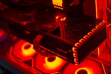 Napoli, İtalya 19 Mart 2024: Gelişmiş teknolojiyi sembolize eden aydınlatılmış üst düzey bir oyun bilgisayarının iç bileşenleri.