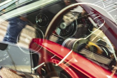 Antika bir Amerikan arabasının iç mekânına yakından bakarak benzersiz detaylar ve işçiliğin altını çiziyorum..