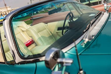 Klasik otomotiv mükemmeliyetinin özünü yakalayan bir gösteride ortaya çıkan klasik Amerikan arabası..