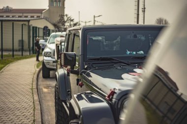 Klasik otomotiv mükemmeliyetinin özünü yakalayan bir gösteride ortaya çıkan klasik Amerikan arabası..