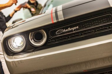 Vicenza, İtalya 19 Mart 2024: Arabanın ızgarasındaki ikonik Dodge Challenger amblemine yakın çekim.