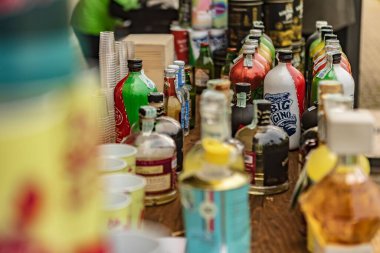 Vicenza, İtalya 19 Mart 2024: Ahşap bir masaya düzgün yerleştirilmiş çeşitli alkollü içecekler dizisi.