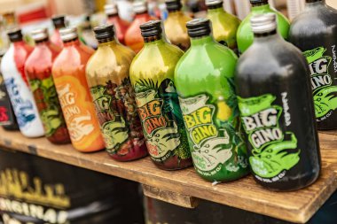 Vicenza, İtalya 19 Mart 2024: Çok sayıda meyve suyu şişesi ahşap bir masaya dizilerek renkli ve ferahlatıcı bir ekran oluşturuyor.