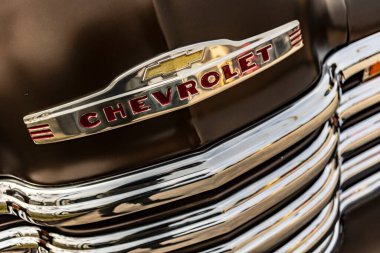 Vicenza, İtalya 19 Mart 2024: Chevrolet ambleminin ayrıntılı görüntüsü, logonun belirgin bir şekilde sergilenmesi.