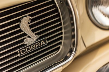 Vicenza, İtalya 19 Mart 2024: İkonik Kobra amblemi Ford Mustang 'in ızgarasını süslüyor, gücü ve performansı simgeliyor..