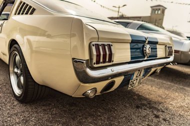 Vicenza, İtalya 19 Mart 2024: Shelby Mustang 'in ayırt edici arka farlarına yakın plan, benzersiz tasarımı vurgulanıyor.