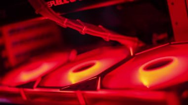 Aydınlatılmış hayranları yüksek performanslı iç mekanlar sergileyen parlak oyun bilgisayarı.