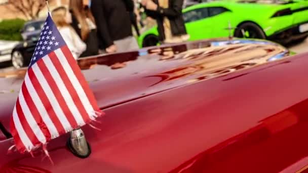 Egy Amerikai Zászló Egy Vibráló Piros Autó Motorháztetőjén — Stock videók