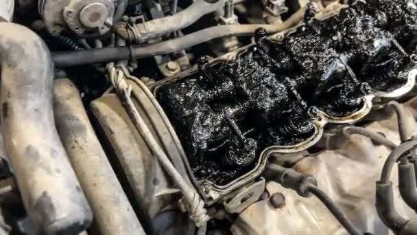 Detailní Záběr Špinavého Pokrytého Automobilového Motoru Upozorňující Špatnou Údržbu — Stock video