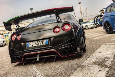 Vicenza, İtalya 19 Mart 2024: Nissan GTR bir otomotiv mitinginde park halinde duruyor ve her heveslinin dikkatini çekiyor.