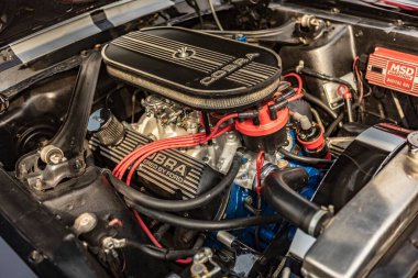 Vicenza, İtalya 19 Mart 2024: Performans sembolü olan Ford Mustang Cobra 'nın motorunda hassasiyet ve güç ayrıntıları.