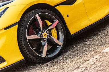 Vicenza, İtalya 19 Mart 2024: Çarpıcı sarı bir Ferrari, lüks ve hızın ruhunu yakalayan bir araba rallisinde göze çarpıyor.