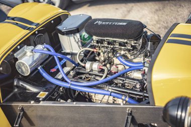 Vicenza, İtalya 19 Mart 2024: Bir araba motorunun karmaşık bileşenleri, sergilenen pistonlar, vanalar, kemerler ve diğer mekanik parçaların ayrıntılı bir görünümü.