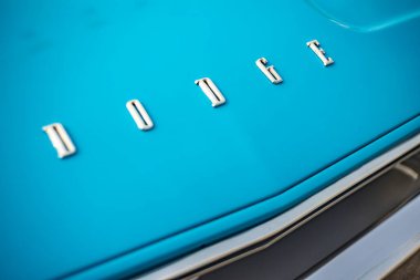 Vicenza, İtalya 19 Mart 2024: Dodge Challenger 'ın klasik otomotiv tasarımı sergilenen klasik araba kaputu üzerindeki amblemi.