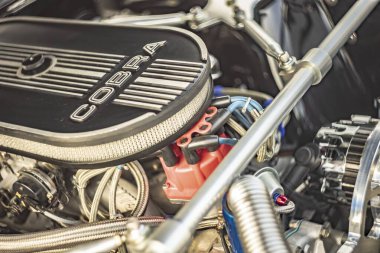 Vicenza, İtalya 19 Mart 2024: Performans sembolü olan Ford Mustang Cobra 'nın motorunda hassasiyet ve güç ayrıntıları.