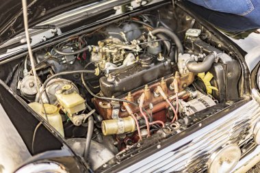 Vicenza, İtalya 19 Mart 2024: Eski bir Mini motorun yakın çekimi, karmaşık bileşenlerini sergiliyor.