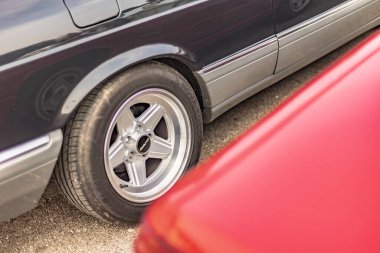 Vicenza, İtalya 19 Mart 2024: Tarihi bir otomotiv etkinliğinde toplanan klasik arabalar nostalji ve klasik çekicilik sergiliyorlar.