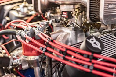 Vicenza, İtalya 19 Mart 2024: Bir otomobil motorunun iç bileşenlerinin ayrıntılı görünümü, karmaşık makine ve parçaları sergileniyor.