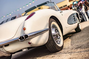 Vicenza, İtalya 19 Mart 2024: Köpüklü klasik Amerikan arabası bir otomotiv fuarı toplantısında park edildi.