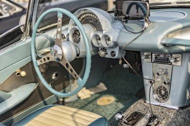 Vicenza, İtalya 19 Mart 2024: Köpüklü klasik Amerikan arabası bir otomotiv fuarı toplantısında park edildi.