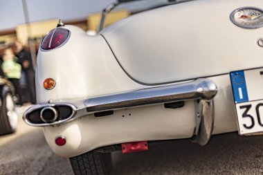 Vicenza, İtalya 19 Mart 2024: Köpüklü klasik Amerikan arabası bir otomotiv fuarı toplantısında park edildi.