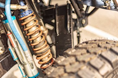 Vicenza, İtalya 19 Mart 2024: Engebeli off-road otomobil süspansiyon sisteminin yakın çekimi.