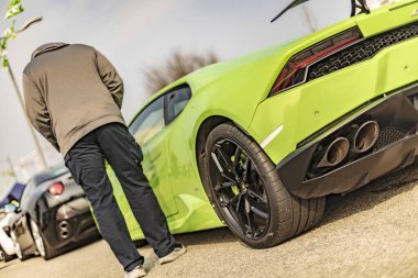 Vicenza, İtalya 19 Mart 2024: Büyüleyici Lamborghini heyecan verici bir araba fuarında sergilendi.
