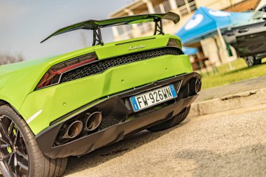 Vicenza, İtalya 19 Mart 2024: Büyüleyici Lamborghini heyecan verici bir araba fuarında sergilendi.