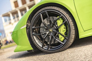 Vicenza, İtalya 19 Mart 2024: Büyüleyici Lamborghini heyecan verici bir araba fuarında sergilendi.