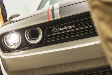 Vicenza, İtalya 19 Mart 2024: Arabanın ızgarasındaki ikonik Dodge Challenger amblemine yakın çekim.