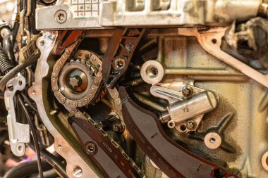 Bir araba motorunun bakım ve yedek sembollü zamanlama zincirinin ayrıntılı görüntüsü.