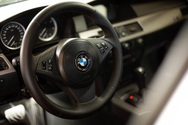 Milan, İtalya 9 Nisan 2024: Görünür amblemle direksiyon simidini gösteren BMW 'nin dahili görüntüsü.