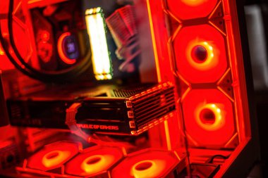 Milan, İtalya 9 Nisan 2024: Renkli aydınlatma ile canlı oyun kurulumu.