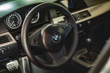 Milan, İtalya 9 Nisan 2024: Görünür amblemle direksiyon simidini gösteren BMW 'nin dahili görüntüsü.