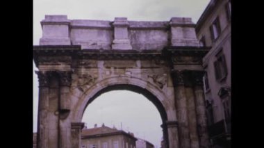 Pula, Hırvatistan Haziran 1975: Hırvatistan 'ın Pula kentinin çeşitli şehir manzaraları ve simgelerinin ele geçirildiği 1970' lerin vintage görüntüleri.