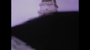 Pula, Hırvatistan Haziran 1975: Hırvatistan 'ın Pula kentinin çeşitli şehir manzaraları ve simgelerinin ele geçirildiği 1970' lerin vintage görüntüleri.