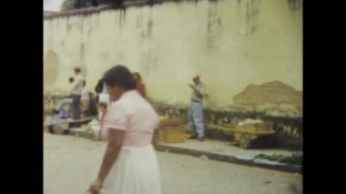 Brasilia, Brezilya Haziran 1969: 1960 'lı yılların Brezilya köyünün canlı bir fotoğrafı, insanlarla, trafik ve hayvanlarla dolup taşıyor, günlük yaşamı yakalıyor.