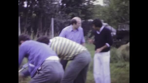 Paris Prancis Mungkin 1975 Pekerja Dengan Cermat Mempertahankan Dan Menata — Stok Video