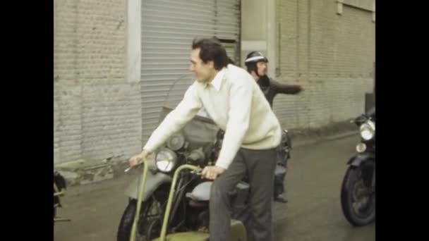 París Francia Mayo 1975 Imágenes Raras Década 1970 Mostrando Motocicletas — Vídeo de stock