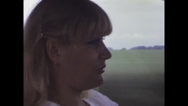 Париж Франция Май 1975 Блондинка Уверенно Водит Свой Автомобиль 1970 — стоковое видео