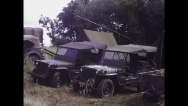 法国巴黎可能是1975年至1970年代美国军事人员及其车辆的镜头 凸显了当时的战略行动 — 图库视频影像