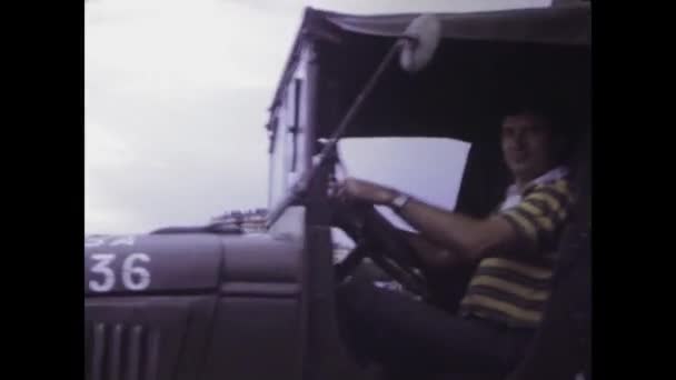 Paris Prancis Mungkin 1975 Footage 1970S Military Vehicle Navigating Civil — Stok Video