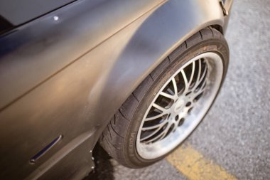 Roma, İtalya 18 Nisan 2024: Kırmızı bir arabanın lastik izi ve lastik dokusunu gösteren yakın görüş.