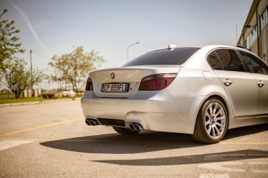 Roma, İtalya 18 Nisan 2024: BMW Serisi 5 E60 modelinin yüksek kaliteli fotoğrafı, tasarımı ve özellikleri sergilenmektedir.