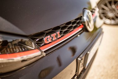 Roma, İtalya 18 Nisan 2024: Volkswagen Golf 'ün kaputundaki ikonik GTI ambleminin yakın plan çekimi, performansı ve tarzı simgeliyor.
