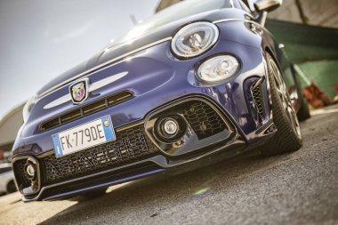 Bir otomotiv akort etkinliğinde gösterilen arabaların yer aldığı fotoğraf.