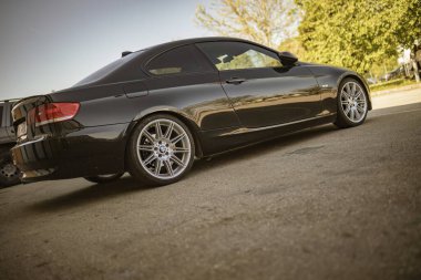 Roma, İtalya 18 Nisan 2024: BMW Serisi 3 E92 modelinin tasarım ve özelliklerini vurgulayan yüksek kaliteli fotoğraf sergisi.