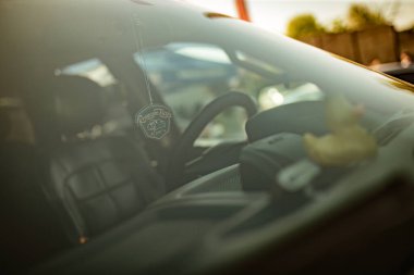 Roma, İtalya 18 Nisan 2024: Park halindeki bir arabanın fotoğrafı dikiz aynasına bir sembol iliştirilmiş.